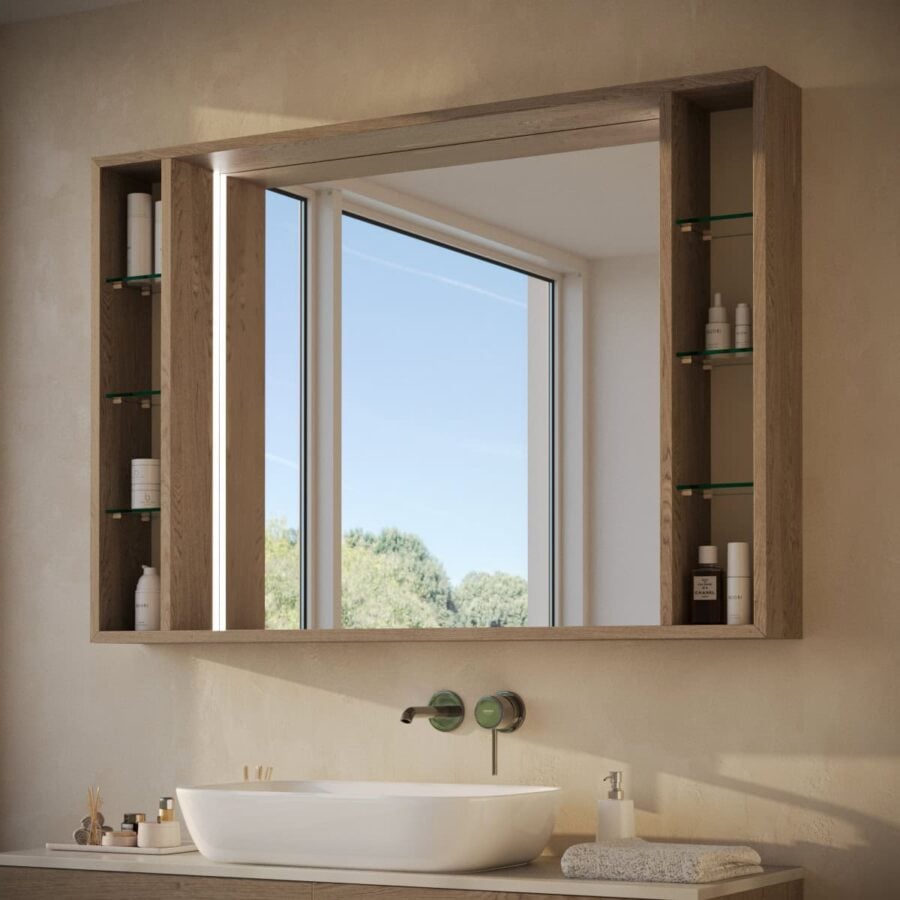 Badspiegel mit tiefem Holzrahmen samt seitlichen Ablagen und Beleuchtung - Lenora links rechts